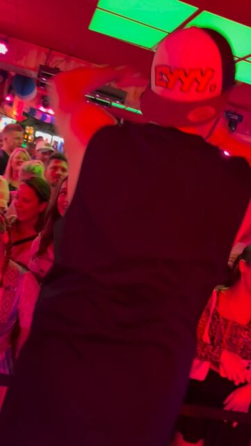 🤘 @tonyeyyy LIVE 🎙️IN DER KIEZ ALM HAMBURG🔥
WIR SIND PARTY‼️
KOMM IN DEINEN #lieblingsclub
#kiezalmhamburg #kiezalm #großefreiheit #reeperbahnhamburg #kiez #hamburg #wirsindparty #hamburgerkiez #saufisaufi #ballermannparty #wirsindmalle #wirsindparty #malle #mallorcaparty #mallorcapartysdeutschland #abfahrt #hamburgmeineperle #partybiszumabwinken #sangria #mallefieber #party #partyhard #abriss #saufisaufi #moinmoin #bierkönig #partyhamburg
