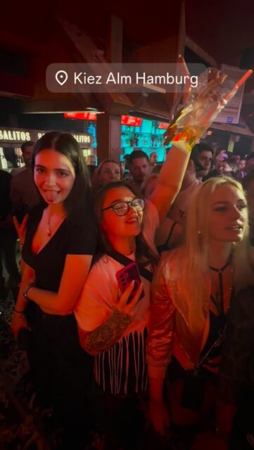 @calvinkleinen zusammen mit @andischiebtanders LIVE 🎙️IN DER KIEZ ALM HAMBURG 💯🔥 WAS WAR DAS FÜR EIN ABRISS 🚀
WIR SIND PARTY‼️
KOMM IN DEINEN #lieblingsclub
#kiezalmhamburg #kiezalm #großefreiheit #reeperbahnhamburg #kiez #hamburg #wirsindparty #hamburgerkiez #saufisaufi #wirsindmalle #wirsindparty #malle #mallorcaparty #mallorcapartysdeutschland #abfahrt #hamburgmeineperle #partybiszumabwinken #sangria #mallefieber #party #partyhard #abriss #saufisaufi #moinmoin #bierkönig #partyhamburg