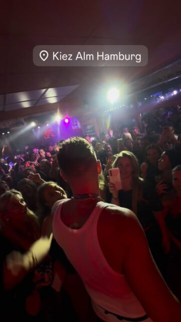 😍 @calvinkleinen LIVE 🎙️IN DER KIEZ ALM HAMBURG 💯🔥 WAS WAR DAS FÜR EIN ABRISS 🚀
WIR SIND PARTY‼️
KOMM IN DEINEN #lieblingsclub
#kiezalmhamburg #kiezalm #großefreiheit #reeperbahnhamburg #kiez #hamburg #wirsindparty #hamburgerkiez #saufisaufi #wirsindmalle #wirsindparty #malle #mallorcaparty #mallorcapartysdeutschland #abfahrt #hamburgmeineperle #partybiszumabwinken #sangria #mallefieber #party #partyhard #abriss #saufisaufi #moinmoin #bierkönig #partyhamburg