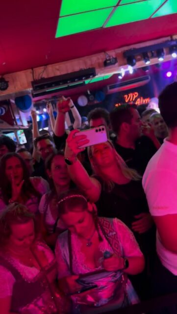 💚 @schuerze_music LIVE 🎙️IN DER KIEZ ALM HAMBURG🔥WAS FÜR EINE ABRISS STIMMUNG 🤩
WIR SIND PARTY‼️
KOMM IN DEINEN #lieblingsclub
#kiezalmhamburg #kiezalm #großefreiheit #reeperbahnhamburg #kiez #hamburg #wirsindparty #hamburgerkiez #saufisaufi #ballermannparty #wirsindmalle #wirsindparty #malle #mallorcaparty #mallorcapartysdeutschland #abfahrt #hamburgmeineperle #partybiszumabwinken #sangria #mallefieber #party #partyhard #abriss #saufisaufi #moinmoin #bierkönig #partyhamburg