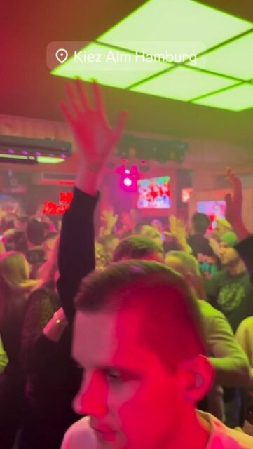 🌴 @dj_cashi_offiziell IN DER KIEZ ALM HAMBURG 🫶
GROßE FREIHEIT 39 A-B - 22767 HAMBURG - WIR SIND PARTY 🪩
DONNERSTAG - FREITAG & SAMSTAG AB 20 UHR - Wir freuen uns auf Dich! 
🌴 PARTY WIE AUF MALLE
🎙️ STÄNDIG LIVE ACTS 
🪣 SANGRIA AUS EIMER
🍺 3LITER SÄULEN
🍹 MISCHEN AUS MAẞKRÜGEN

KOMM IN DEIN #lieblingsclub !

#kiezalmhamburg #kiezalm #großefreiheit #reeperbahnhamburg #kiez #hamburg #stpauli #wirsindparty #hamburgerkiez #saufisaufi #wirsindmalle #wirsindparty #malle #mallorcaparty #mallorcapartysdeutschland #abfahrt #hamburgmeineperle #partybiszumabwinken #sangria #mallefieber #party #partyhard #abriss #saufisaufi #moinmoin #partyhamburg #livemusic #schlagermusik
