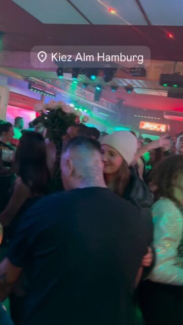 🎧@djxaver_official extra angereist aus dem @bierkoenigmallorca in der 
KIEZ ALM HAMBURG 🫶
GROßE FREIHEIT 39 A-B - 22767 HAMBURG - WIR SIND PARTY 🪩
DONNERSTAG - FREITAG & SAMSTAG AB 20 UHR - Wir freuen uns auf Dich! 
🌴 PARTY WIE AUF MALLE
🎙️ STÄNDIG LIVE ACTS 
🪣 SANGRIA AUS EIMER
🍺 3LITER SÄULEN
🍹 MISCHEN AUS MAẞKRÜGEN

KOMM IN DEIN #lieblingsclub !

#kiezalmhamburg #kiezalm #großefreiheit #reeperbahnhamburg #kiez #hamburg #stpauli #wirsindparty #hamburgerkiez #saufisaufi #wirsindmalle #wirsindparty #malle #mallorcaparty #mallorcapartysdeutschland #abfahrt #hamburgmeineperle #partybiszumabwinken #sangria #mallefieber #party #partyhard #abriss #saufisaufi #moinmoin #partyhamburg #livemusic #schlagermusik