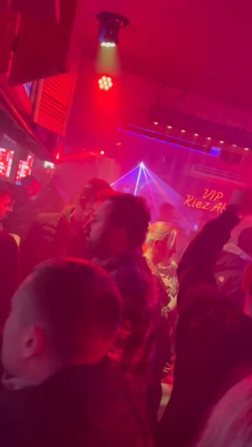 KIEZ ALM HAMBURG 🫶
GROßE FREIHEIT 39 A-B - 22767 HAMBURG - WIR SIND PARTY 🪩
DONNERSTAG - FREITAG & SAMSTAG AB 20 UHR - Wir freuen uns auf Dich! 
🌴 PARTY WIE AUF MALLE
🎙️ STÄNDIG LIVE ACTS 
🪣 SANGRIA AUS EIMER
🍺 3LITER SÄULEN
🍹 MISCHEN AUS MAẞKRÜGEN

KOMM IN DEIN #lieblingsclub !

#kiezalmhamburg #kiezalm #großefreiheit #reeperbahnhamburg