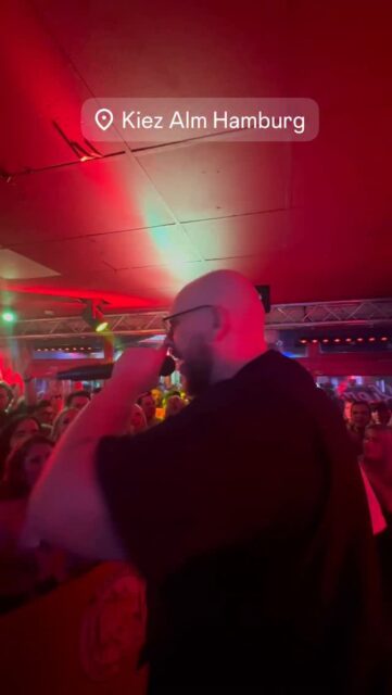 🚀 @rumbombe LIVE 🎙️IN DER KIEZ ALM HAMBURG 🍺
WAS WAR DAS WIEDER FÜR EIN GRANDIOSER ABRISS 💪
WIR SIND PARTY‼️
KOMM IN DEINEN #lieblingsclub
#kiezalmhamburg #kiezalm #großefreiheit #reeperbahnhamburg