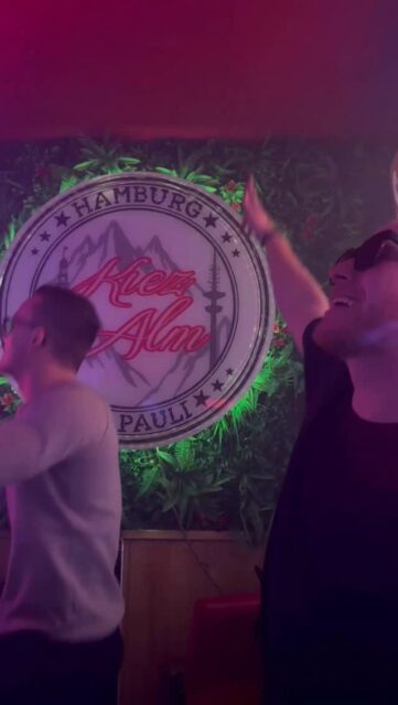 😎 DJ Dom & kNICKlicht IN DER KIEZ ALM HAMBURG 🫶
GROßE FREIHEIT 39 A-B - 22767 HAMBURG - WIR SIND PARTY 🪩
DONNERSTAG - FREITAG & SAMSTAG AB 20 UHR - Wir freuen uns auf Dich! 
🌴 PARTY WIE AUF MALLE
🎙️ STÄNDIG LIVE ACTS 
🪣 SANGRIA AUS EIMER
🍺 3LITER SÄULEN
🍹 MISCHEN AUS MAẞKRÜGEN

KOMM IN DEIN #lieblingsclub !
#kiezalmhamburg #kiezalm #großefreiheit #reeperbahnhamburg