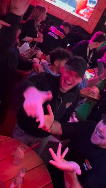 🚀 @juliansommer hat mit UNS das DACH gedeckt!!!🎙️IN DER KIEZ ALM HAMBURG 🍺
WIR SIND PARTY‼️
KOMM IN DEINEN #lieblingsclub
#kiezalmhamburg #kiezalm #großefreiheit #reeperbahnhamburg❤️